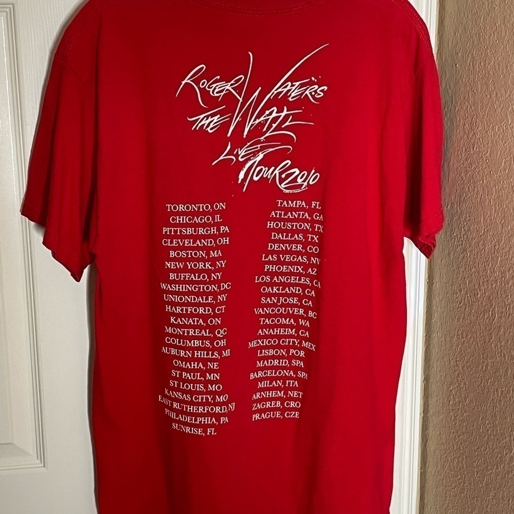 Roger Waters The Wall Live Tour 2010 "Trust Us" T-Shirt Red • Large - Picture 6 of 12